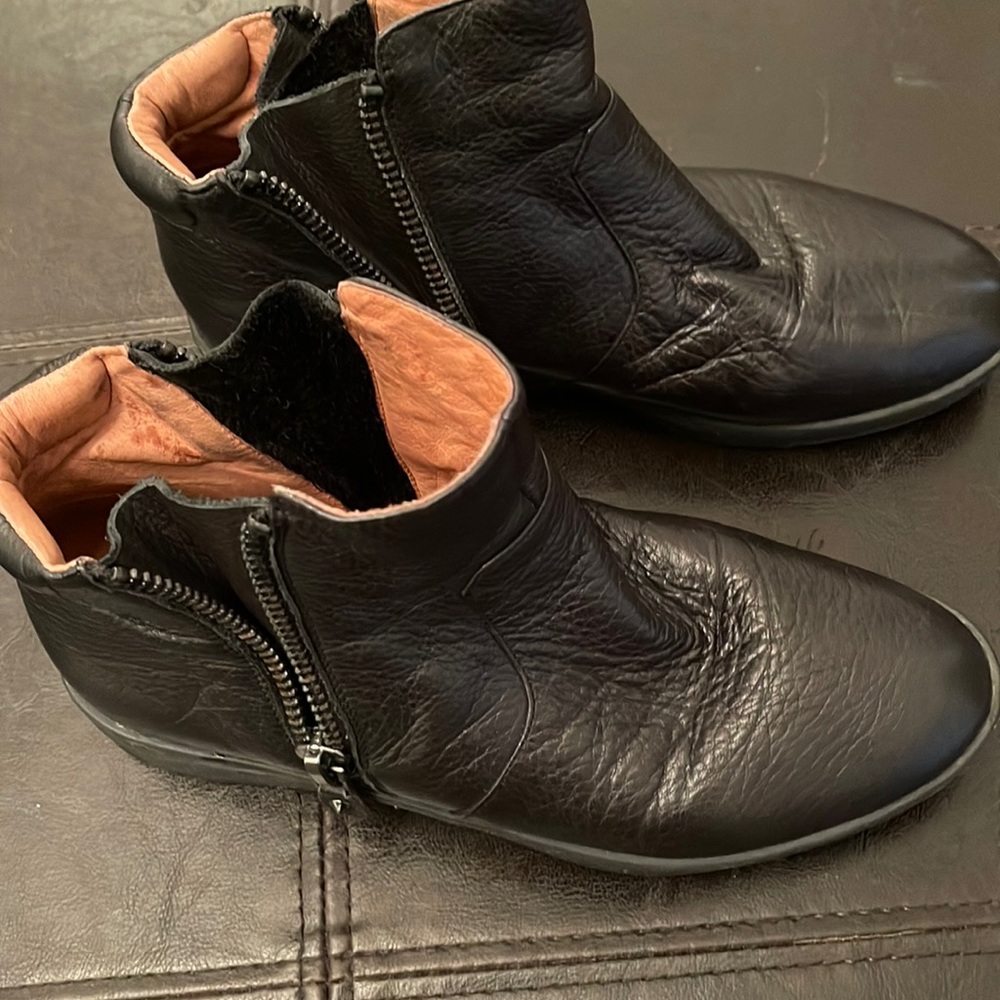 Gentle souls by Kenneth Cole. Cute Booties in black supple leather. Gently used